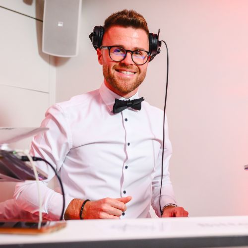 Zu sehen ist hier DJ Markus Engels, der Hochzeits-, Event- & Club-DJ der Engels Eventagentur.