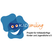 Als Logo der Referenzen bei KIDsmiling, ist ein zweifarbiges Logo zu sehen.